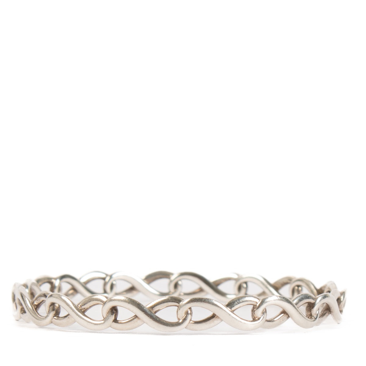 Shop safe online at Labellov in Antwerp, Brussels and Knokke this 100% authentic second hand Tiffany & Co. Silver Infinity Bangle Bracelet - Size 61