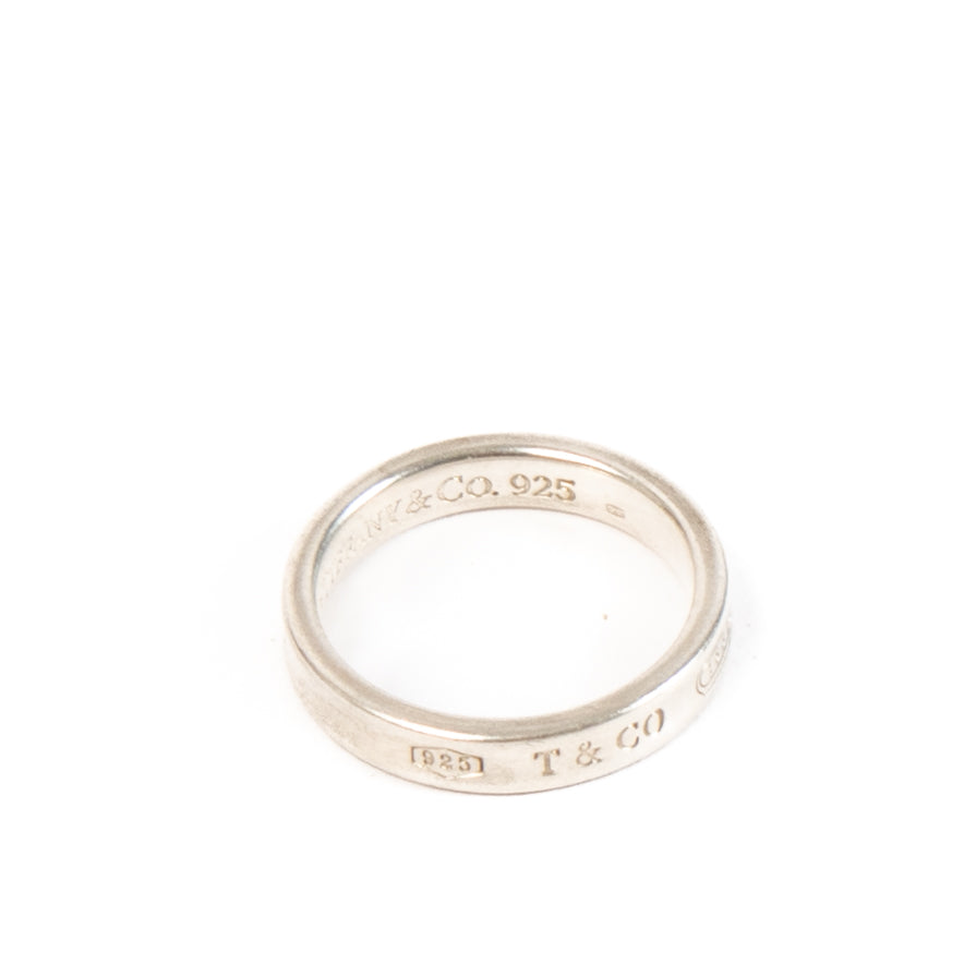 Shop safe online at Labellov in Antwerp, Brussels and Knokke this 100% authentic second hand Tiffany & Co Silver 1837 Band Ring - size 54