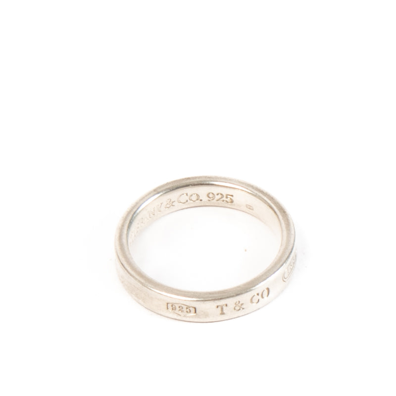 Shop safe online at Labellov in Antwerp, Brussels and Knokke this 100% authentic second hand Tiffany & Co Silver 1837 Band Ring - size 54