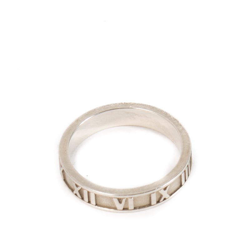 Shop safe online at Labellov in Antwerp, Brussels and Knokke this 100% authentic second hand Tiffany & Co Silver Roman Numeral Ring - size 55