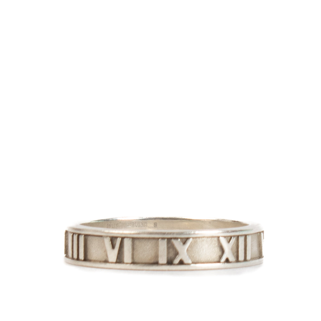 Shop safe online at Labellov in Antwerp, Brussels and Knokke this 100% authentic second hand Tiffany & Co Silver Roman Numeral Ring - size 55