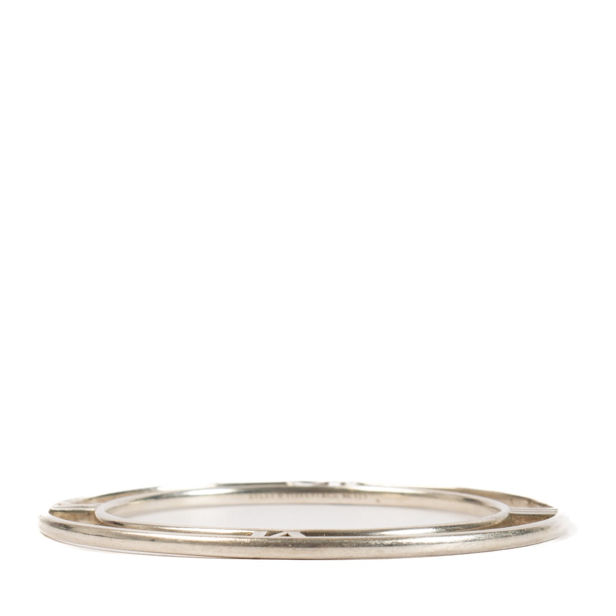 Shop safe online at Labellov in Antwerp, Brussels and Knokke this 100% authentic second hand Tiffany & Co. Silver Atlas Horizontal Roman Numeral Bracelet - Size 61