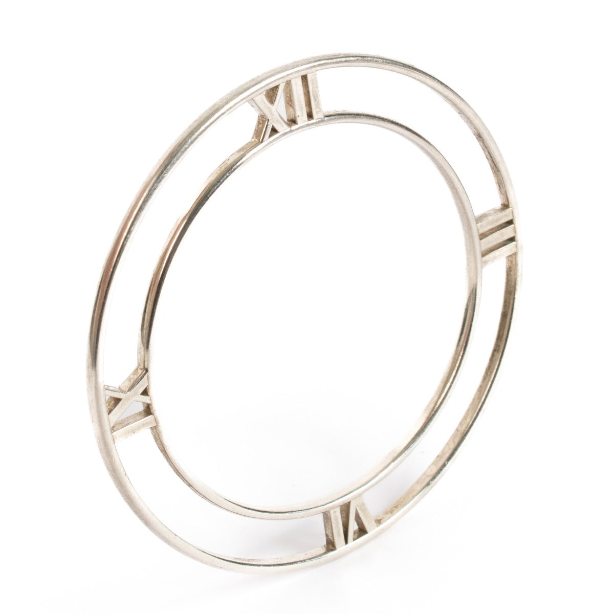 Shop safe online at Labellov in Antwerp, Brussels and Knokke this 100% authentic second hand Tiffany & Co. Silver Atlas Horizontal Roman Numeral Bracelet - Size 61