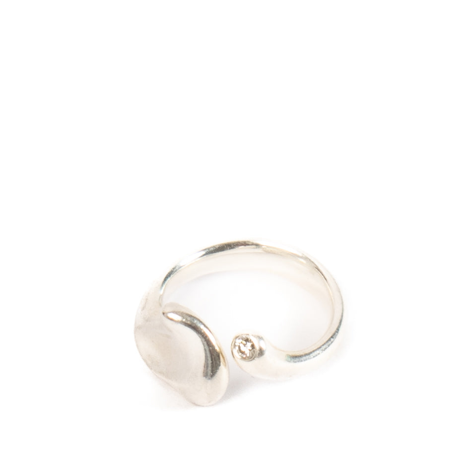 Shop safe online at Labellov in Antwerp, Brussels and Knokke this 100% authentic second hand Tiffany & Co Silver Elsa Peretti Diamond Full Heart Ring - size 52