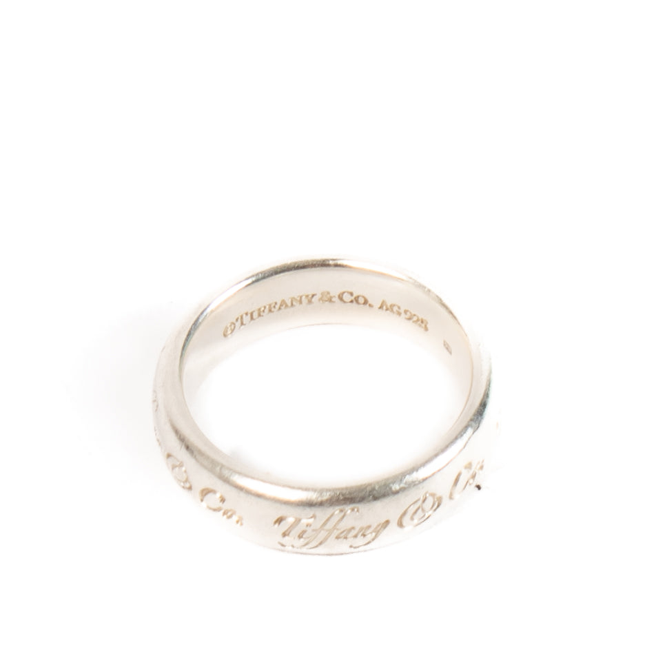 Shop safe online at Labellov in Antwerp, Brussels and Knokke this 100% authentic second hand Tiffany & Co Silver Logo Engraving Ring - size 54