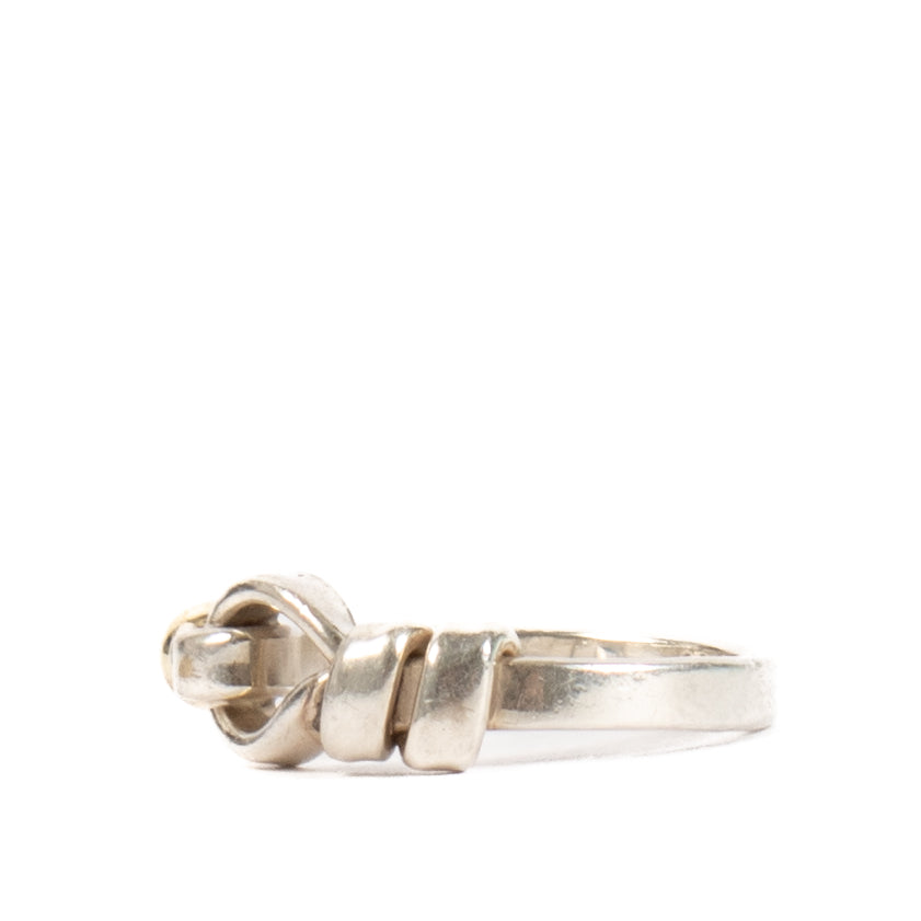 Shop safe online at Labellov in Antwerp, Brussels and Knokke this 100% authentic second hand Tiffany & Co Silver Love Knot 18k Gold Ball Ring - size 48