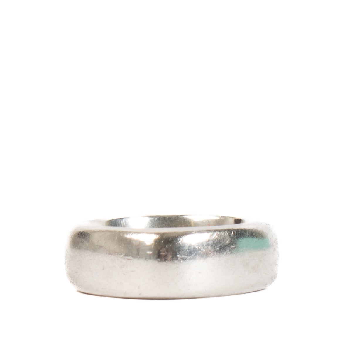 Shop safe online at Labellov in Antwerp, Brussels and Knokke this 100% authentic second hand Tiffany & Co Silver Square Band Ring - size 54