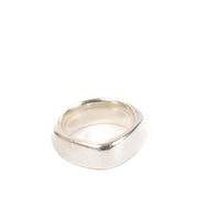 Shop safe online at Labellov in Antwerp, Brussels and Knokke this 100% authentic second hand Tiffany & Co Silver Square Band Ring - size 54