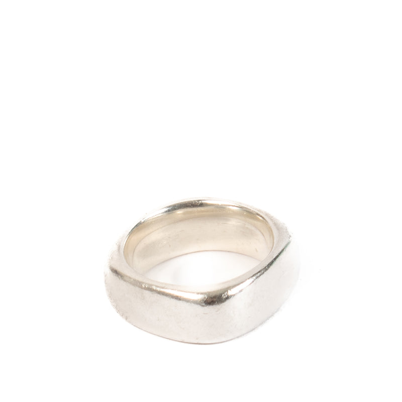 Shop safe online at Labellov in Antwerp, Brussels and Knokke this 100% authentic second hand Tiffany & Co Silver Square Band Ring - size 54