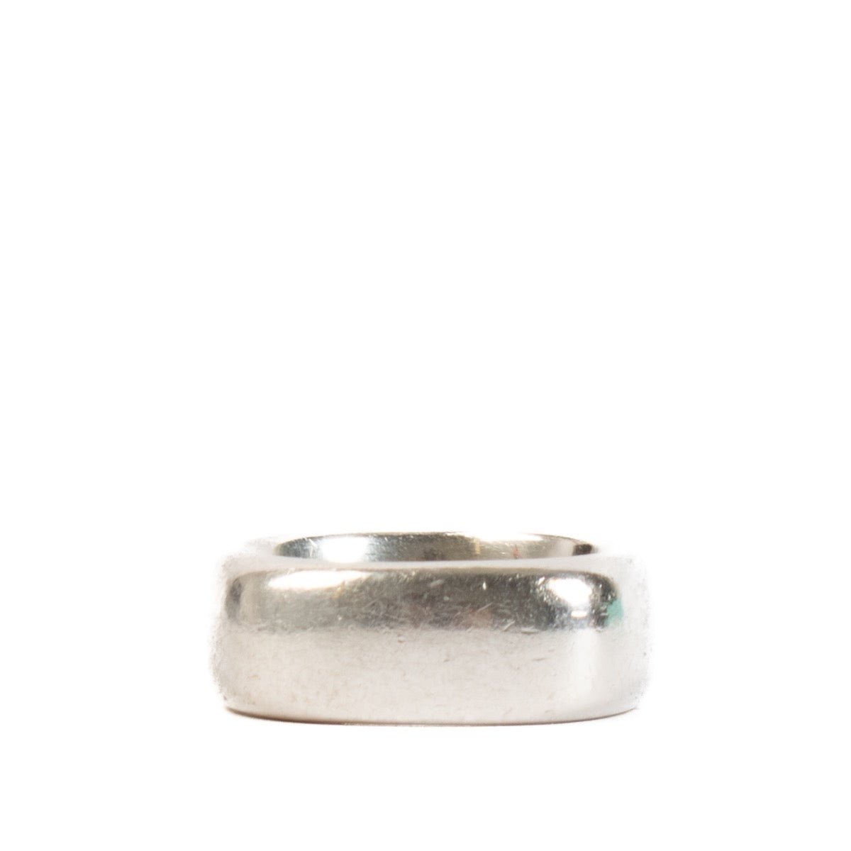 Shop safe online at Labellov in Antwerp, Brussels and Knokke this 100% authentic second hand Tiffany & Co Silver Square Band Ring - size 54
