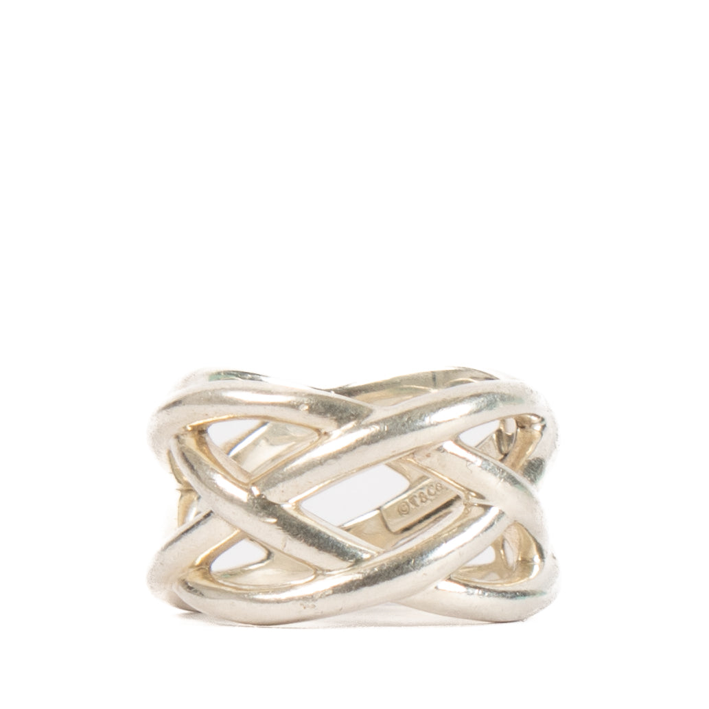 Shop safe online at Labellov in Antwerp, Brussels and Knokke this 100% authentic second hand Tiffany & Co Silver Celtic Knot Wide Ring - size 53
