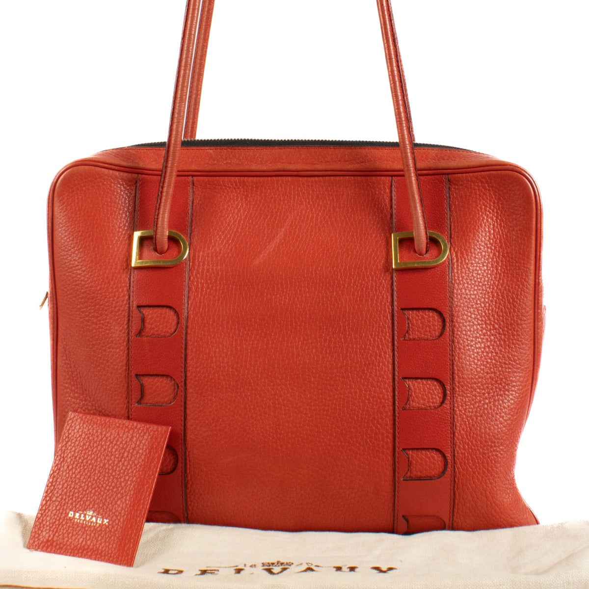 Buy authentic secondhand Delvaux Red Grained Leather Vintage Tote Bag at the right price at Labellov vintage webshop. Safe and secure online shopping. Koop authentieke tweedehands Delvaux Red Grained Leather Vintage Tote Bag met juiste prijs bij Labellov