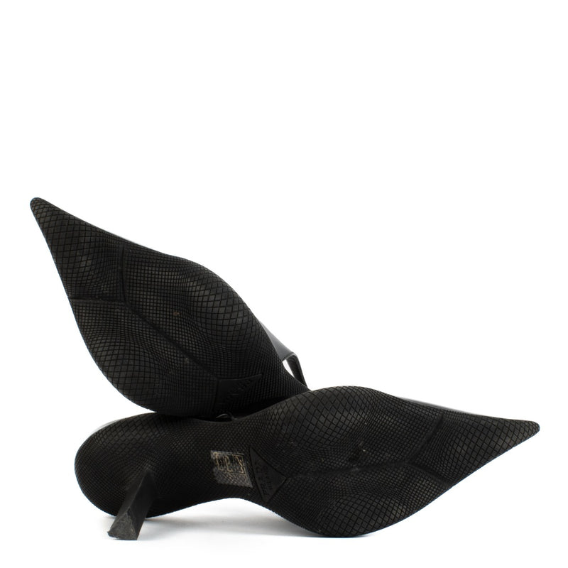 Shop safe online at Labellov in Antwerp, Brussels and Knokke this 100% authentic second hand Prada Black Logo Slingback Spazzolato Heels - Size 37
