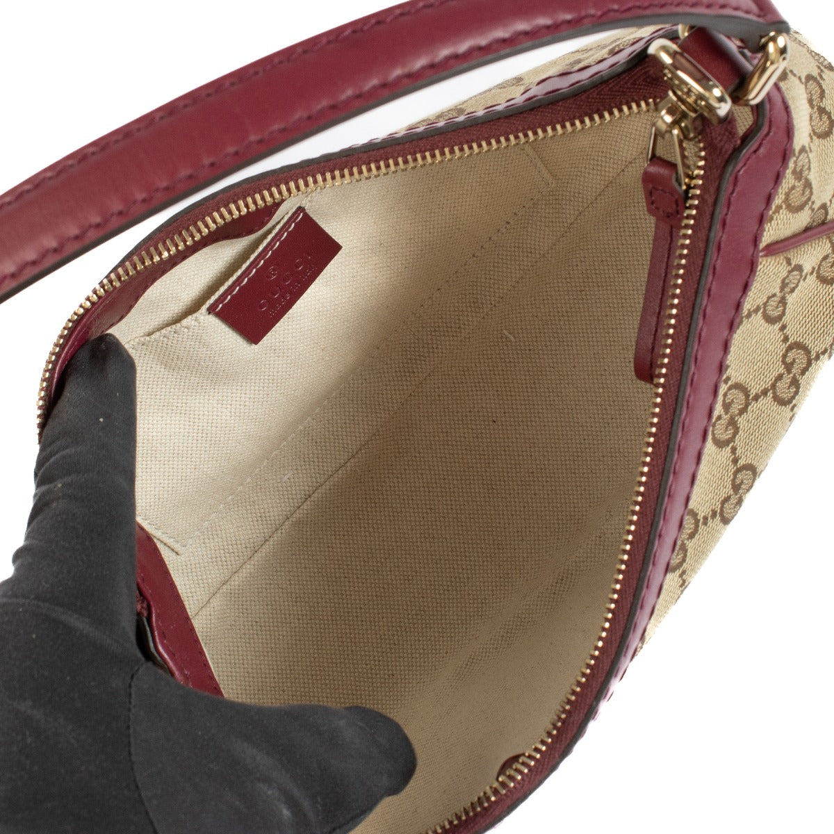 shop 100% authentic second hand Gucci GG Jacquard Baguette Bag on Labellov.com