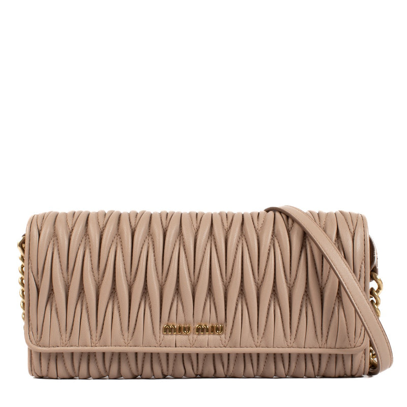 Shop safe online at Labellov in Antwerp and Knokke this 100% authentic second hand Miu Miu Dusty Pink Matelassé Wallet On Chain Bag