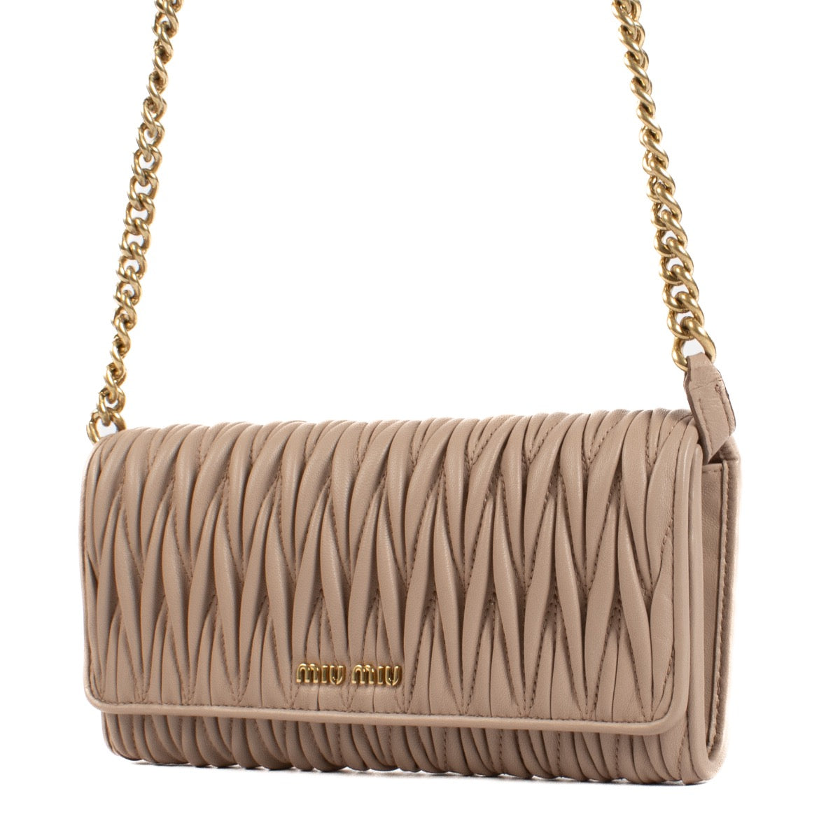 Shop safe online at Labellov in Antwerp and Knokke this 100% authentic second hand Miu Miu Dusty Pink Matelassé Wallet On Chain Bag