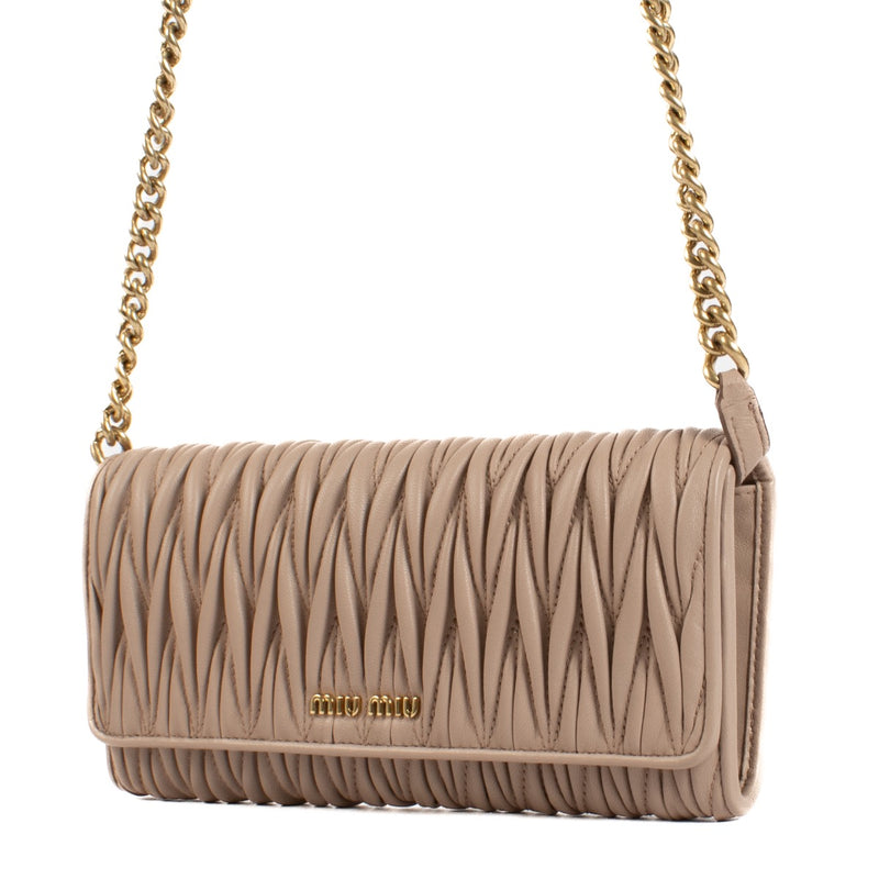 Shop safe online at Labellov in Antwerp and Knokke this 100% authentic second hand Miu Miu Dusty Pink Matelassé Wallet On Chain Bag