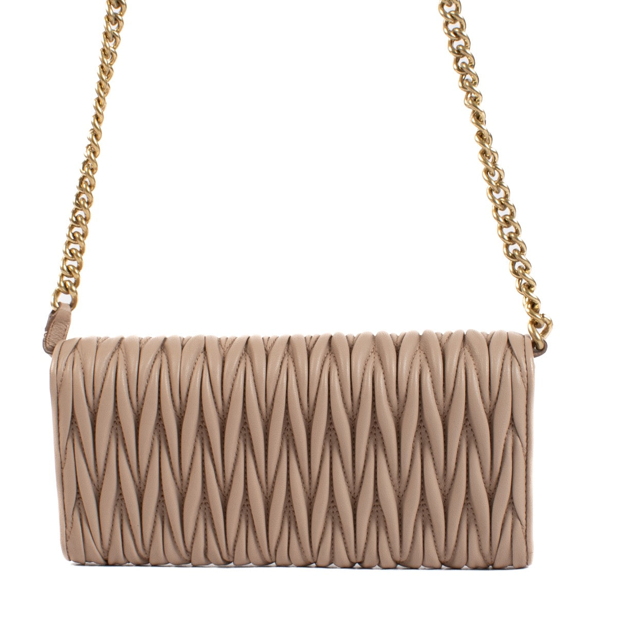 Shop safe online at Labellov in Antwerp and Knokke this 100% authentic second hand Miu Miu Dusty Pink Matelassé Wallet On Chain Bag