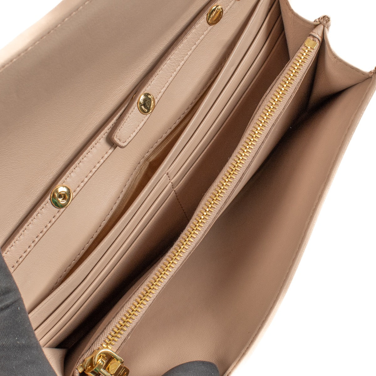 Shop safe online at Labellov in Antwerp and Knokke this 100% authentic second hand Miu Miu Dusty Pink Matelassé Wallet On Chain Bag