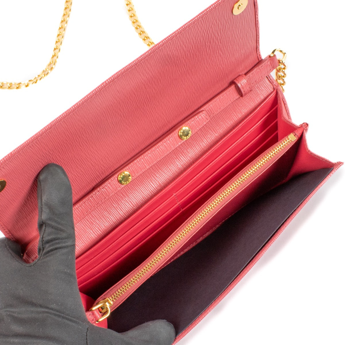Shop safe online at Labellov in Antwerp and Knokke this 100% authentic second hand Prada Pink Saffiano Wallet On Chain Bag