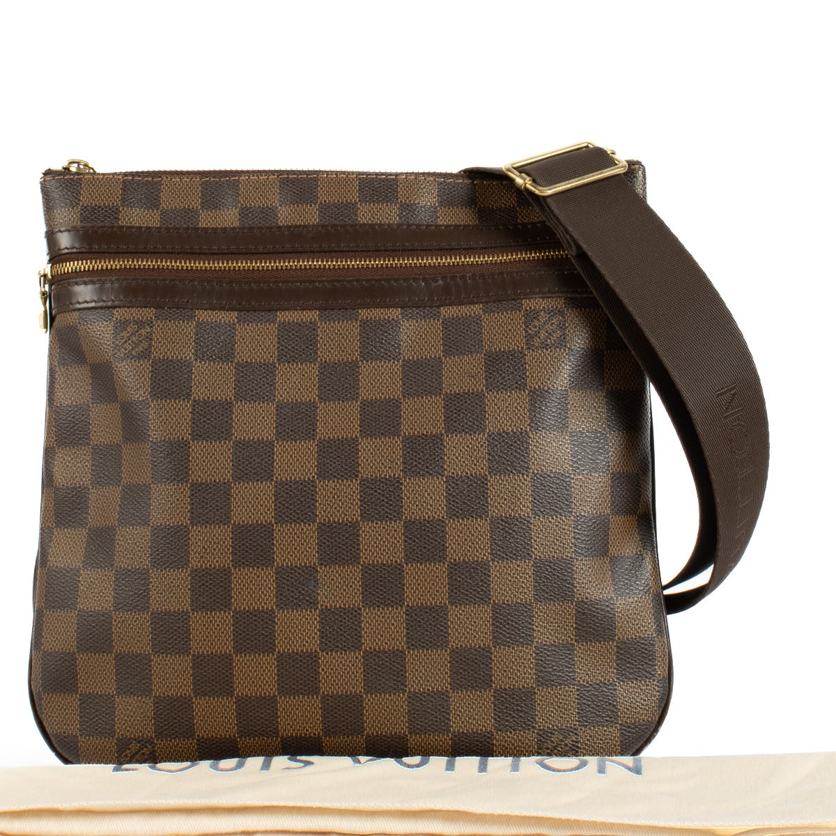 Shop safe online at Labellov in Antwerp, Brussels and Knokke this 100% authentic second hand Louis Vuitton Damier Ebene Pochette Bosphore Messenger Bag