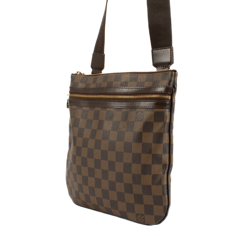 Shop safe online at Labellov in Antwerp, Brussels and Knokke this 100% authentic second hand Louis Vuitton Damier Ebene Pochette Bosphore Messenger Bag