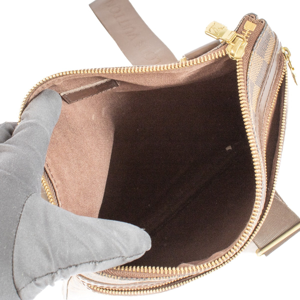 Shop safe online at Labellov in Antwerp, Brussels and Knokke this 100% authentic second hand Louis Vuitton Damier Ebene Pochette Bosphore Messenger Bag