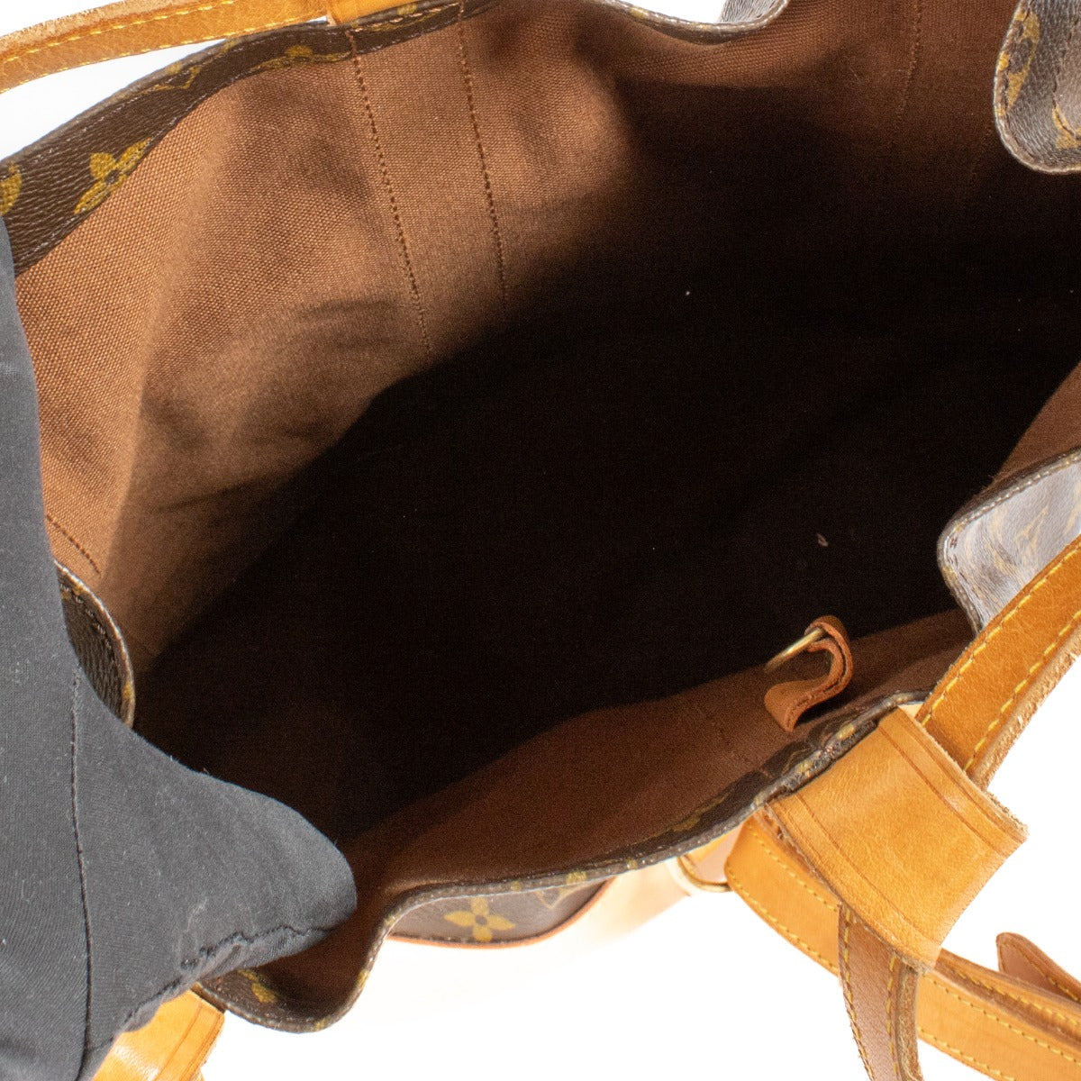 Shop safe online at Labellov in Antwerp, Brussels and Knokke this 100% authentic second hand Louis Vuitton Monogram Randonnée Bucket Bag