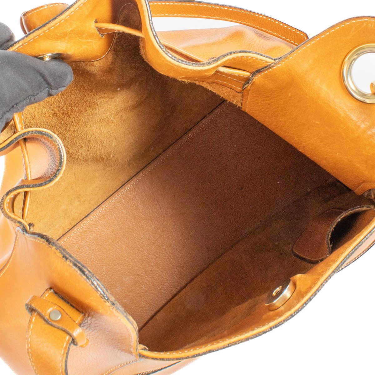 Shop safe online at Labellov in Antwerp, Brussels and Knokke this 100% authentic second hand Delvaux Cognac Shoulder bag