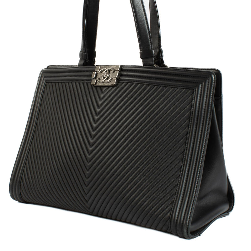Shop safe online at Labellov in Antwerp, Brussels and Knokke this 100% authentic second hand Chanel Black Boy Tote Bag