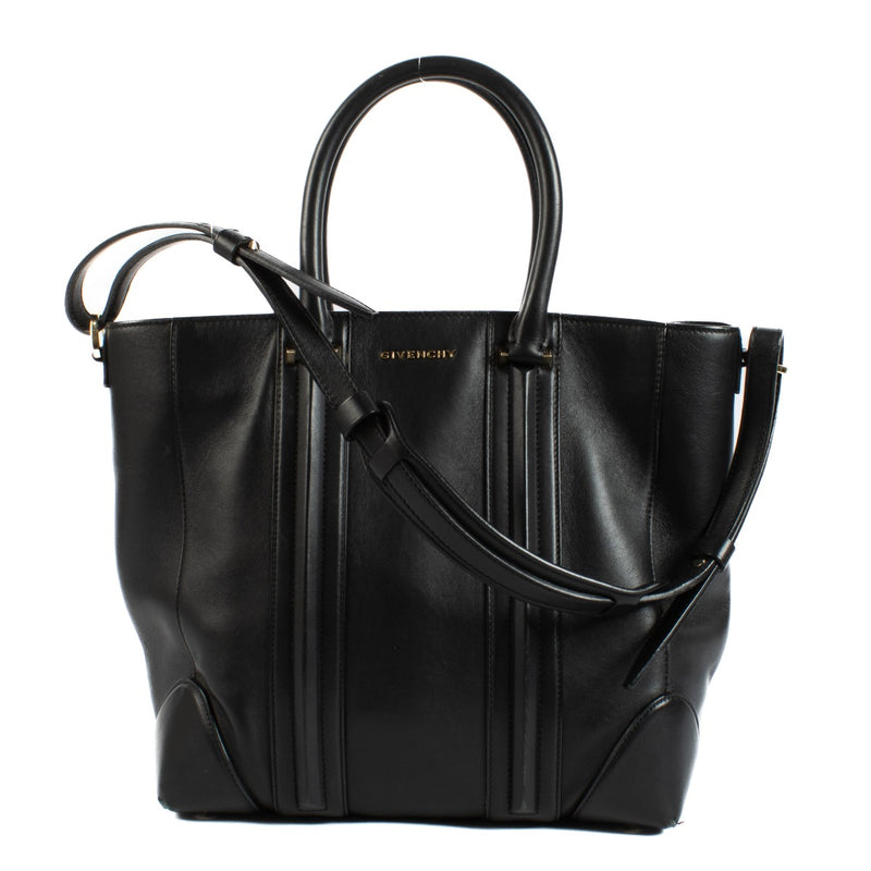 Shop safe online at Labellov in Antwerp, Brussels and Knokke this 100% authentic second hand Givenchy Black Lucrezia Shoulder Bag