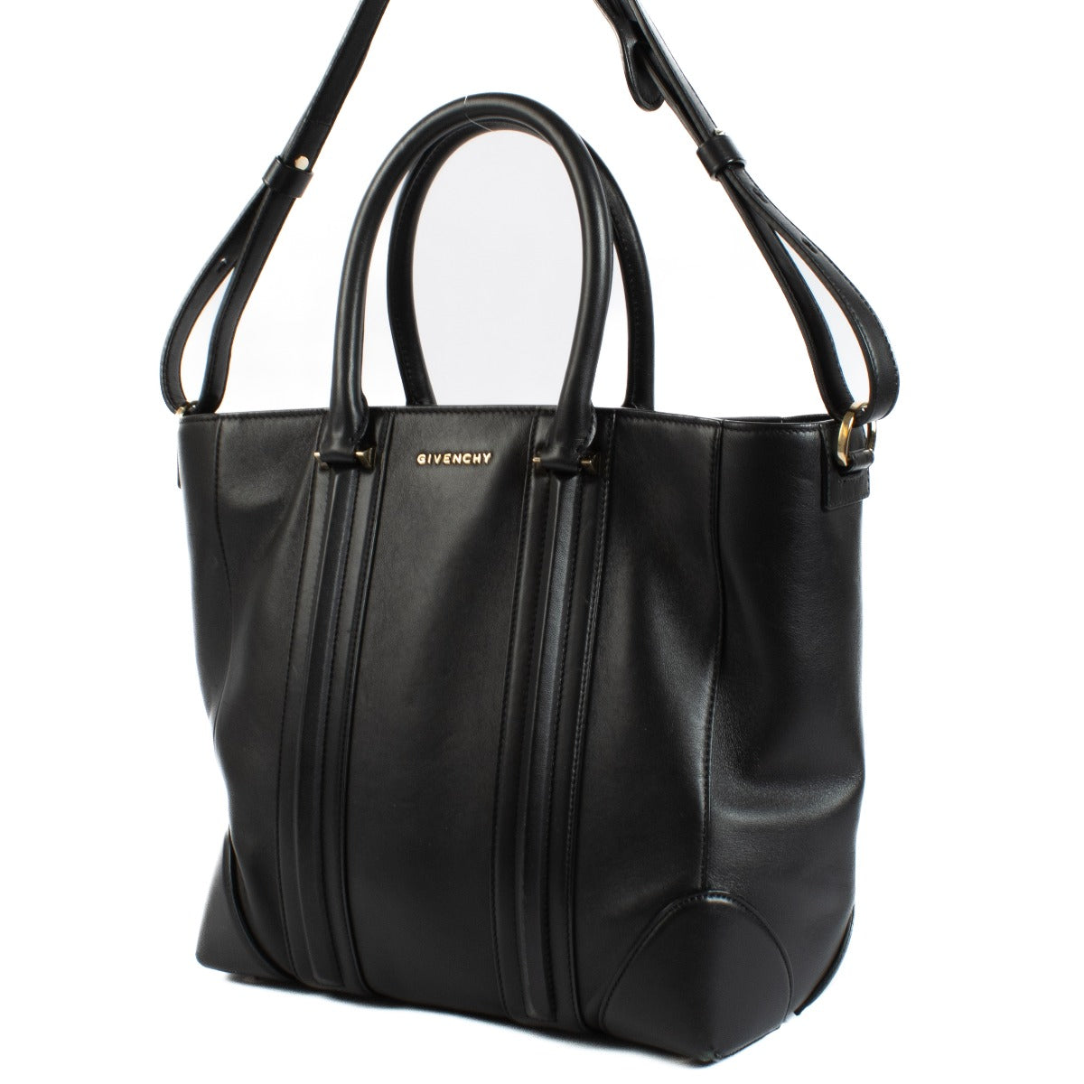 Shop safe online at Labellov in Antwerp, Brussels and Knokke this 100% authentic second hand Givenchy Black Lucrezia Shoulder Bag