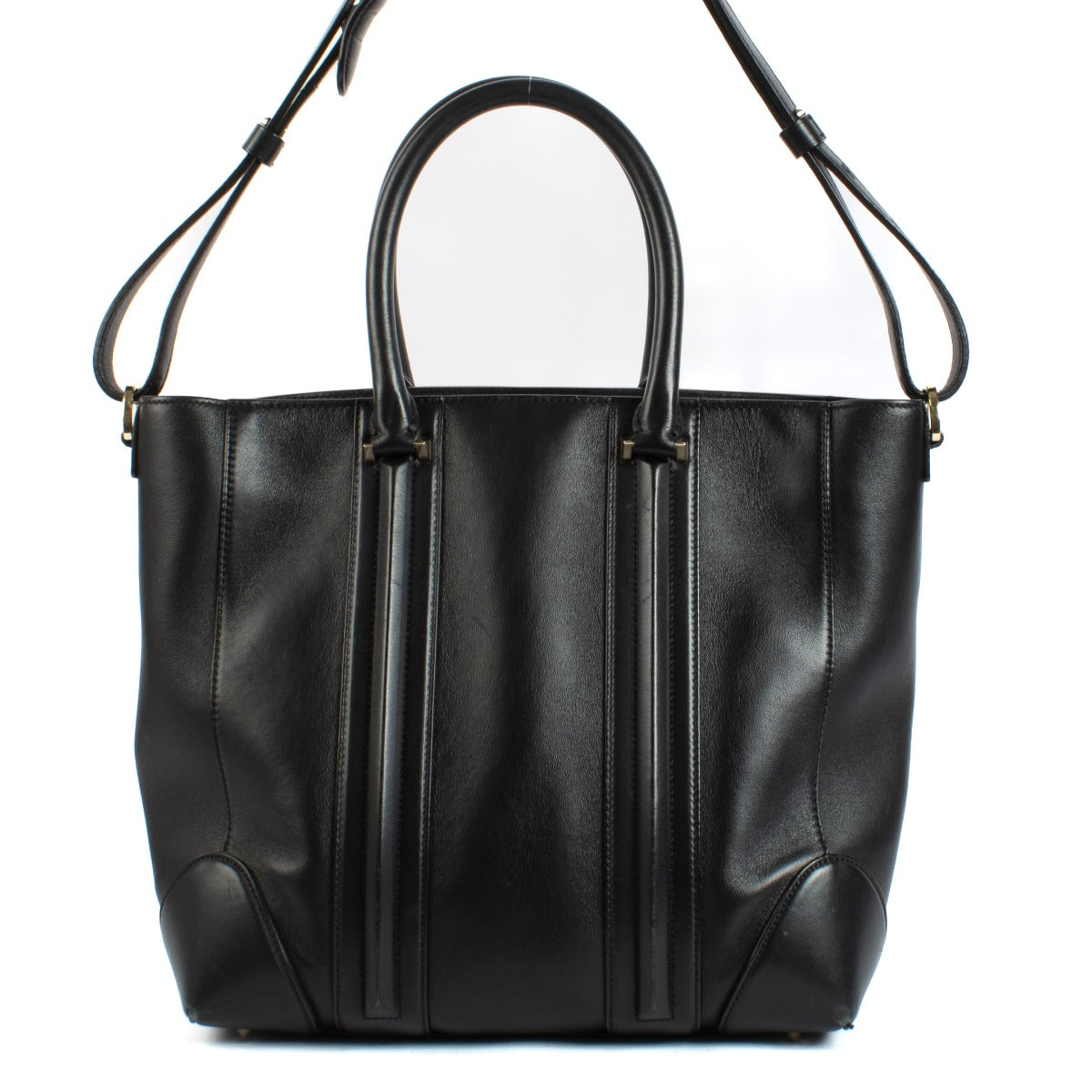 Shop safe online at Labellov in Antwerp, Brussels and Knokke this 100% authentic second hand Givenchy Black Lucrezia Shoulder Bag
