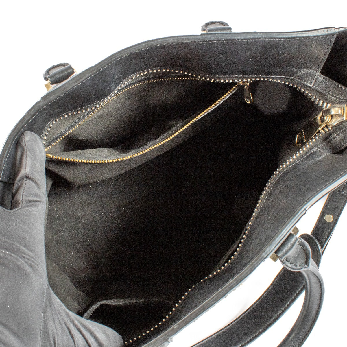 Shop safe online at Labellov in Antwerp, Brussels and Knokke this 100% authentic second hand Givenchy Black Lucrezia Shoulder Bag