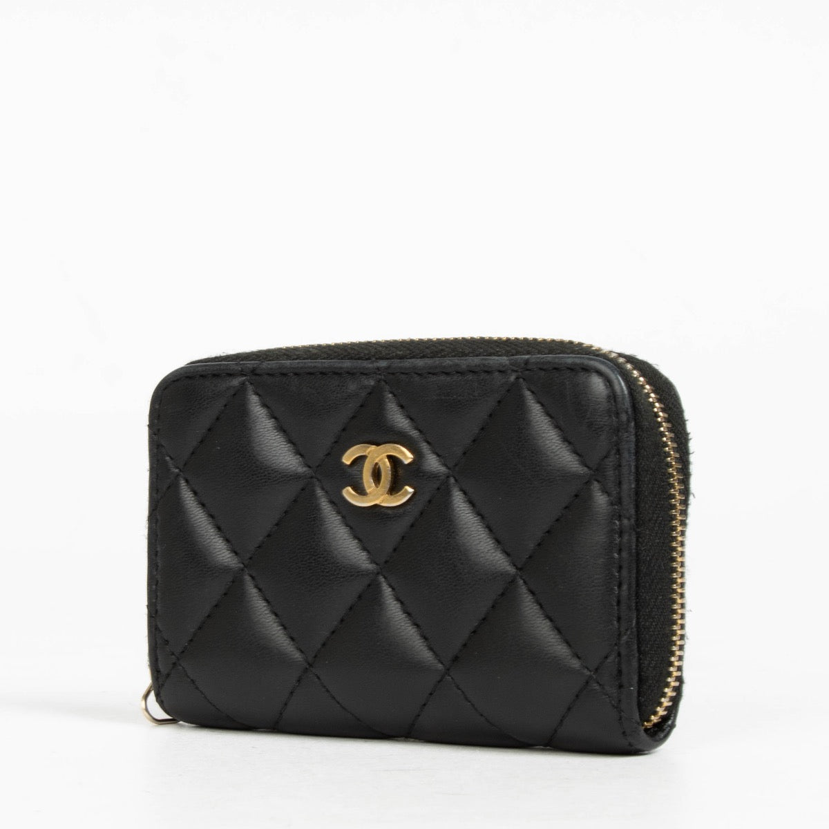 Authentic pre-loved Chanel Black Classic Zipped Card Holder Wallet on Labellov.com