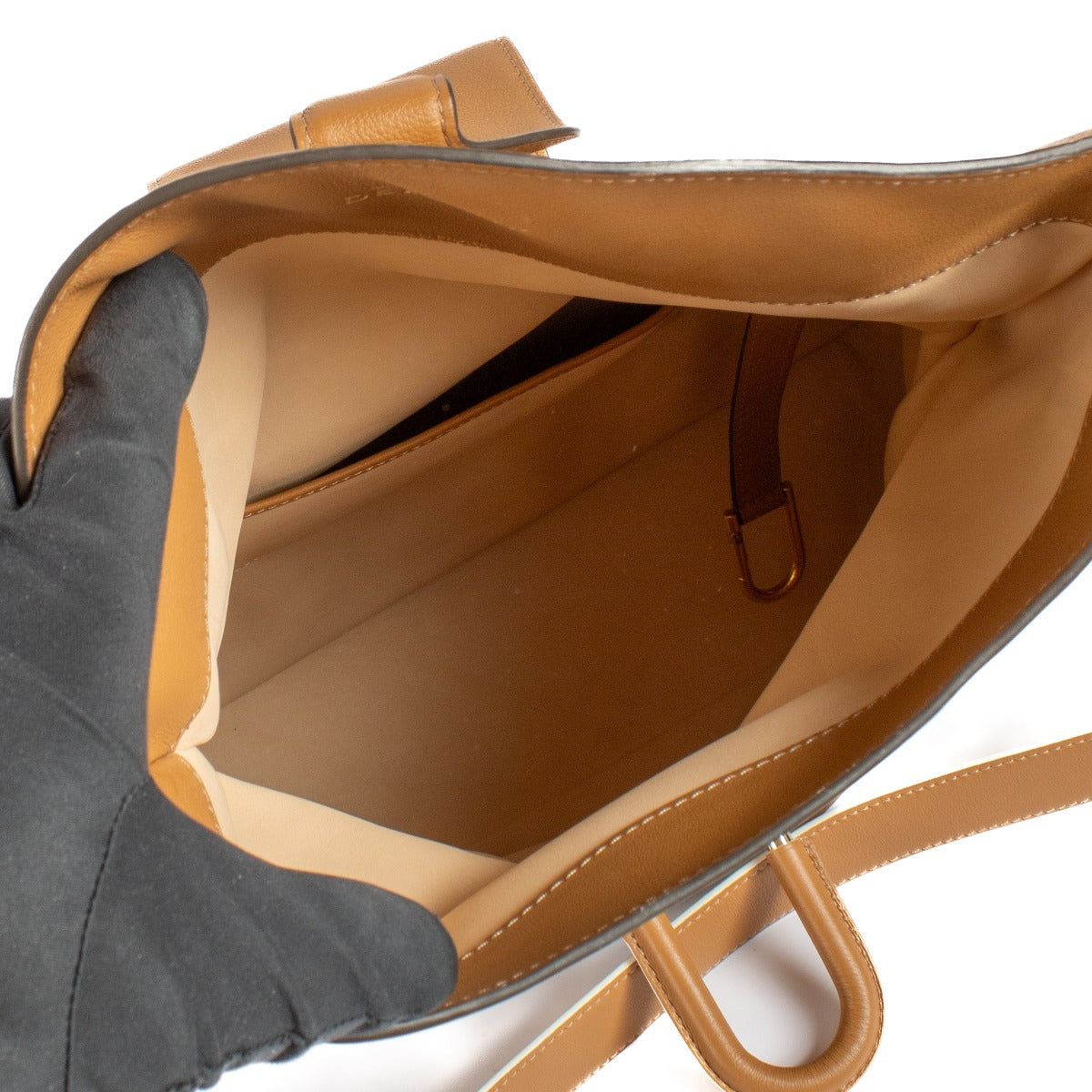 Shop safe online at Labellov in Antwerp, Brussels and Knokke this 100% authentic second hand Delvaux Brown Givry MM Bag