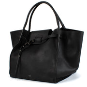 Celine Black Leather Big Shopper Bag for the best price at Labellov secondhand luxury in Antwerp and Knokke. Koop en verkoop steeds aan de beste voorwaarden.