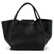 Celine Black Leather Big Shopper Bag for the best price at Labellov secondhand luxury in Antwerp and Knokke. Koop en verkoop steeds aan de beste voorwaarden.