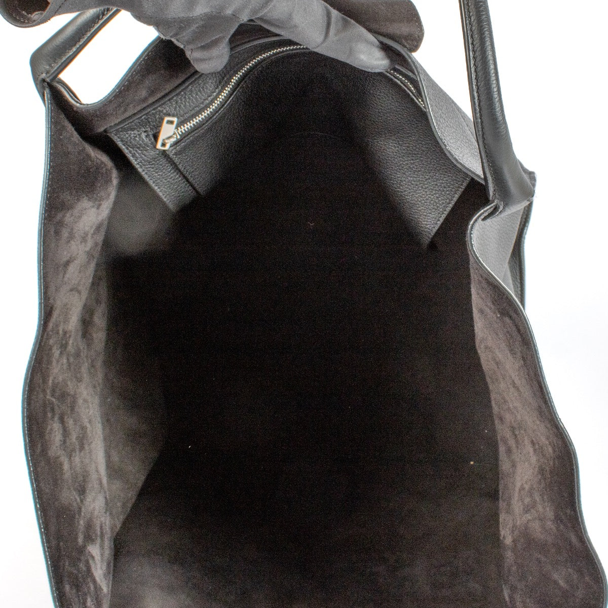 Celine Black Leather Big Shopper Bag for the best price at Labellov secondhand luxury in Antwerp and Knokke. Koop en verkoop steeds aan de beste voorwaarden.