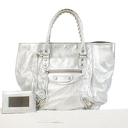 We buy and sell your preloved and brand new designer bags for the best price. Wij kopen en verkopen aan de beste prijs bij Labellov Balenciaga Metallic Silver Small Sunday Tote Bag.