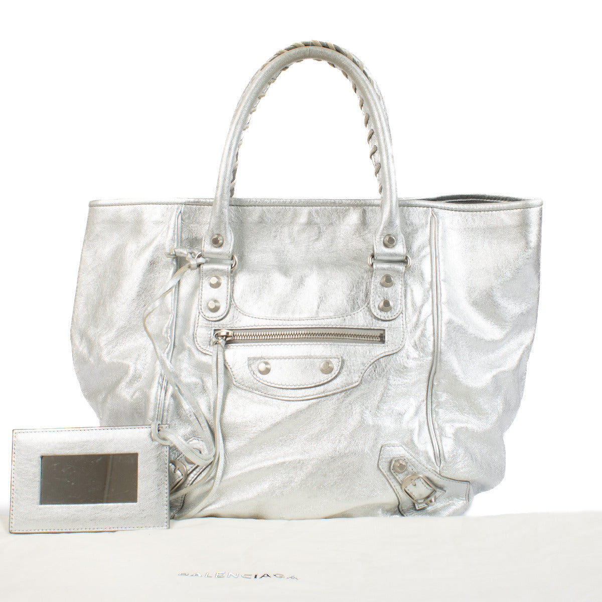 We buy and sell your preloved and brand new designer bags for the best price. Wij kopen en verkopen aan de beste prijs bij Labellov Balenciaga Metallic Silver Small Sunday Tote Bag.