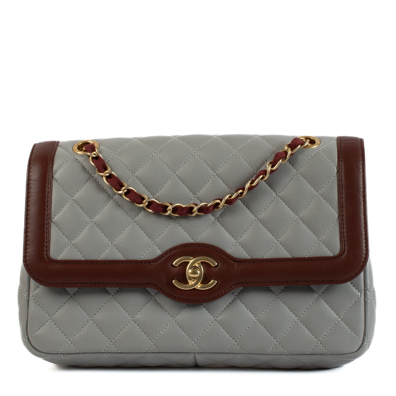 Shop safe online at Labellov in Antwerp, Brussels and Knokke this 100% authentic second hand Chanel Grey Burgundy Medium Classic 11.12 Bag