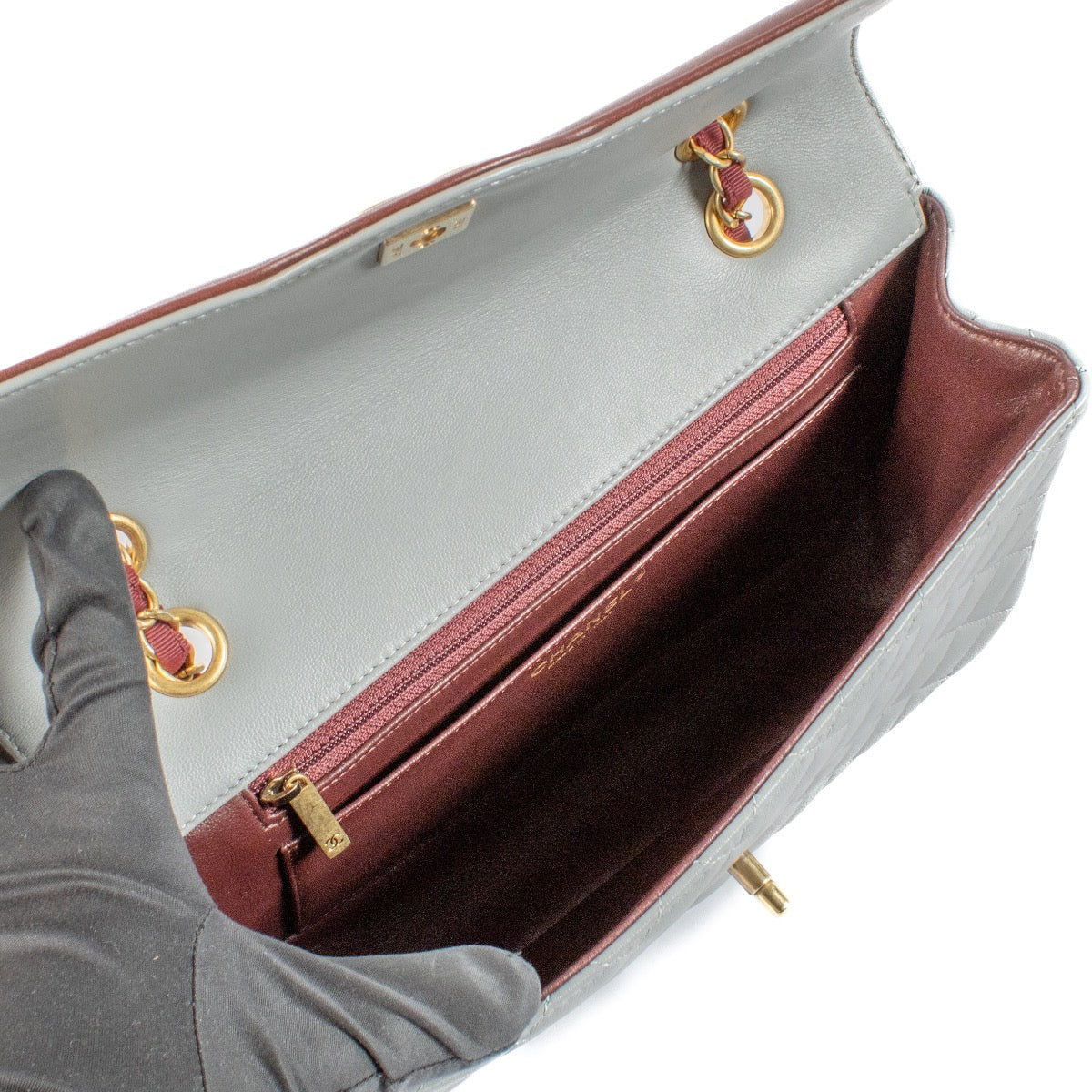 Shop safe online at Labellov in Antwerp, Brussels and Knokke this 100% authentic second hand Chanel Grey Burgundy Medium Classic 11.12 Bag