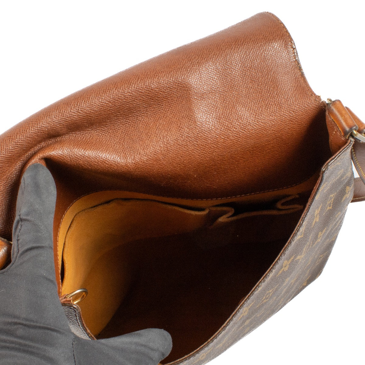 Shop safe online at Labellov in Antwerp, Brussels and Knokke this 100% authentic second hand Louis Vuitton Monogram Musette Bag