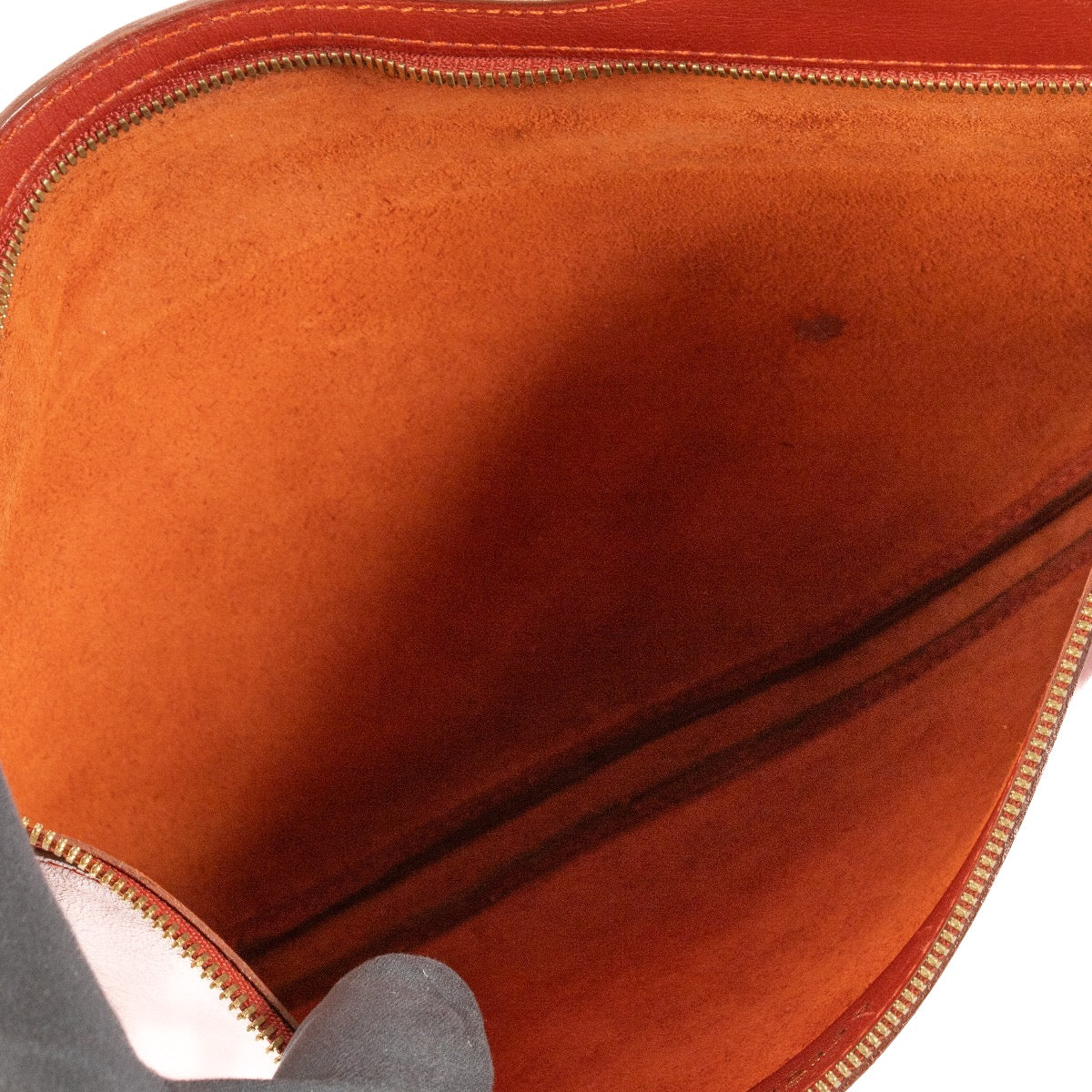 Shop safe online at Labellov in Antwerp, Brussels and Knokke this 100% authentic second hand Delvaux Red Railway Shoulder Bag