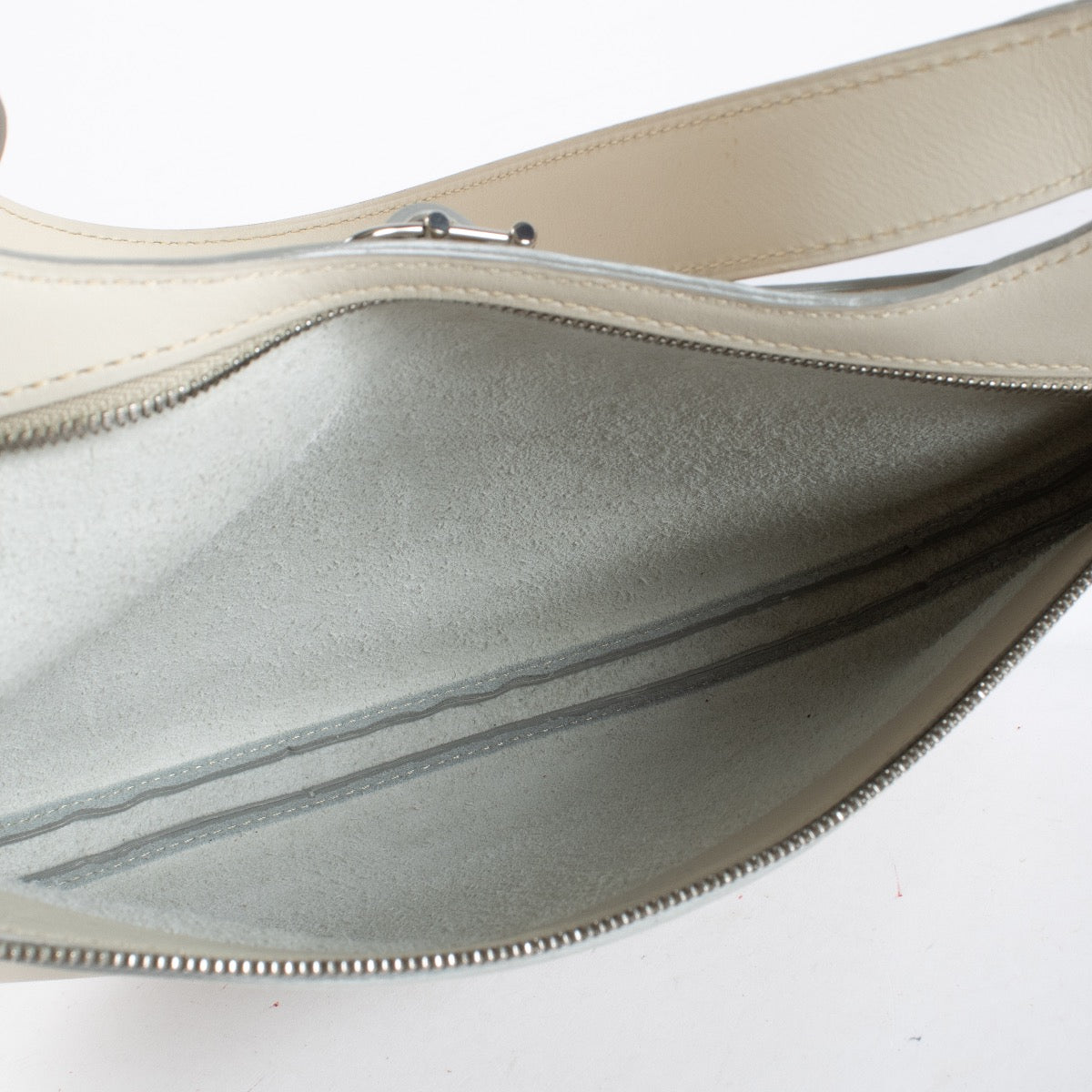 Authentic Second Hand Delvaux White Railway Shoulder bag on Labellov.com