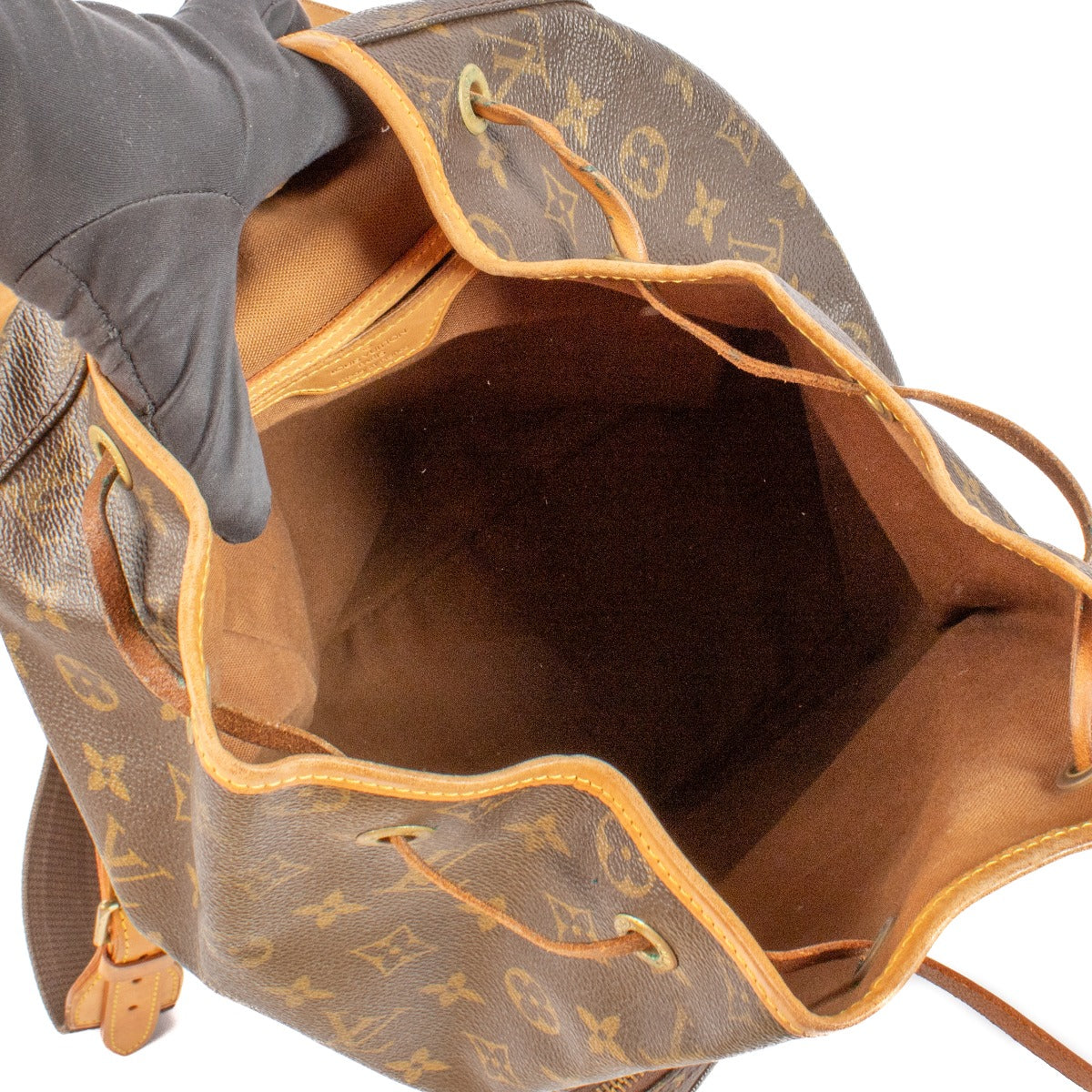 Shop safe online at Labellov in Antwerp and Knokke this 100% authentic second hand Louis Vuitton Monogram Montsouris Backpack
