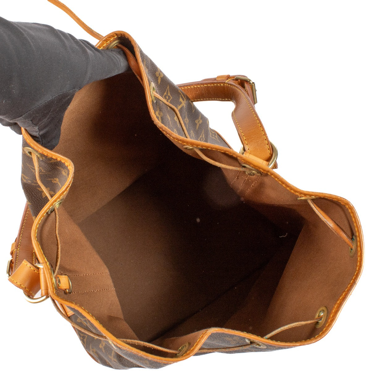 Shop safe online at Labellov in Antwerp, Brussels and Knokke this 100% authentic second hand Louis Vuitton Monogram Canvas Noé Shoulder Bag