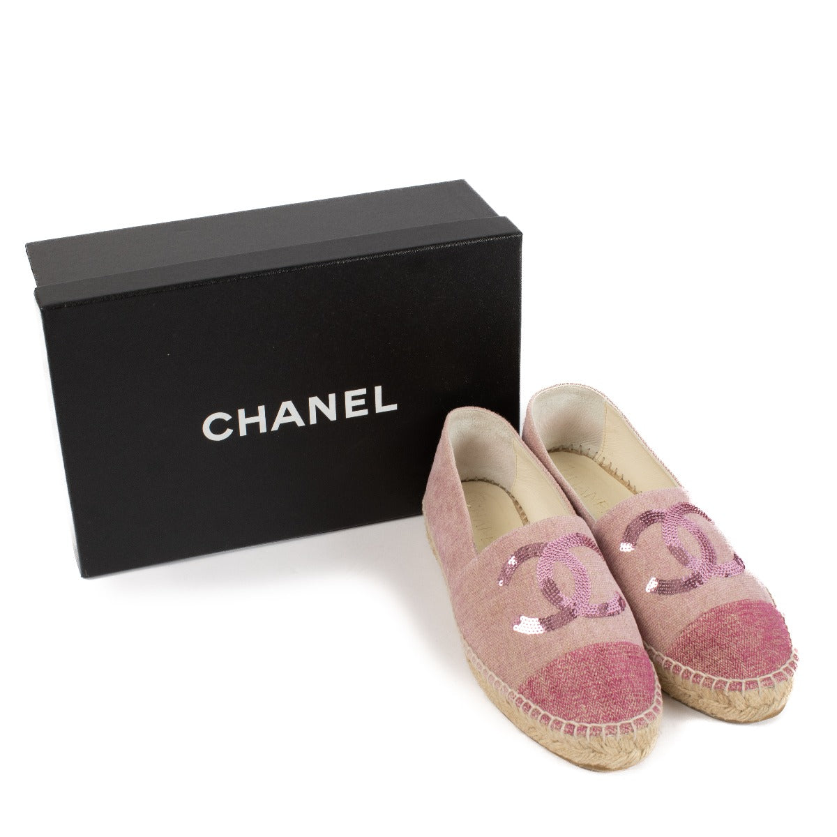 Shop safe online at Labellov in Antwerp, Brussels and Knokke this 100% authentic second hand Chanel Pink Toile Sequin CC Espadrilles - Size 39