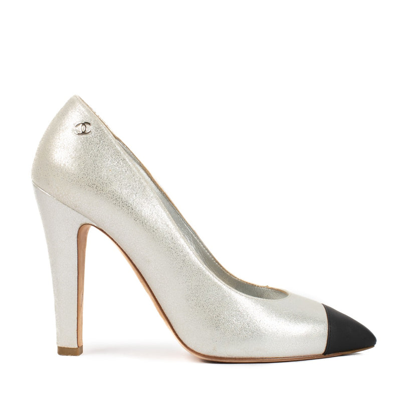 Shop safe online at Labellov in Antwerp, Brussels and Knokke this 100% authentic second hand Chanel Metallic Silver/Black CC Cap Toe Heels - Size 37,5